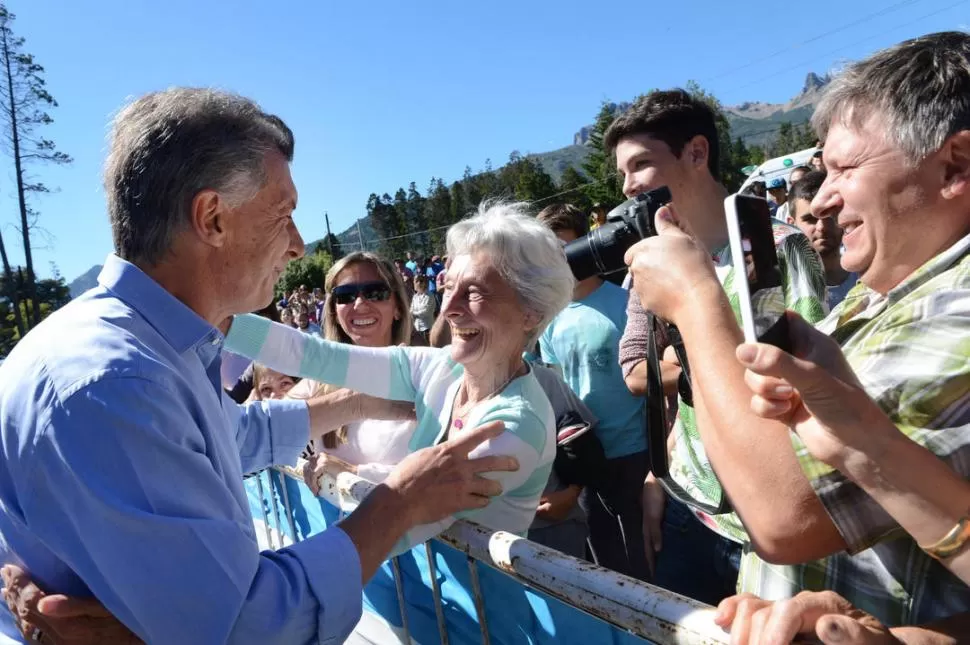 EN LA PATAGONIA. El Presidente alterna horas de descanso con actividades oficiales en los parajes del sur del país; el miércoles estuvo en Villa Trafull. TELAM