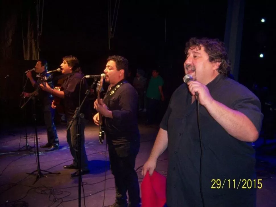 CUATRO VOCES. Los Diferentes se sustenta en el trabajo de sus cantores. facebook / los diferentes