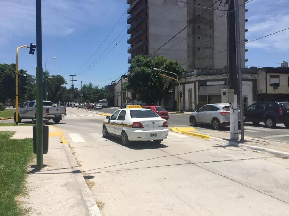 EJEMPLOS. El taxi se apresta a entrar al túnel por la calle interna: bien. El auto rojo, que aparece detrás, lo hace desde la Marco Avellaneda: mal. La situación puede provocar un accidente en cualquier momento. la gaceta / foto julio marengo