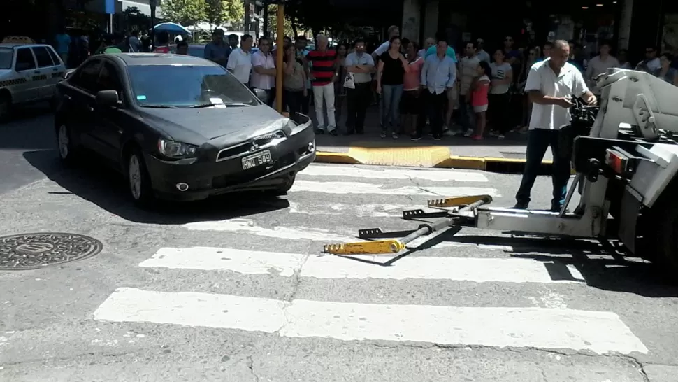 CON CAMBIO. Los municipales aseguraron que no tenían otra forma de mover el vehículo. FOTO ENVIADA POR UN LECTOR