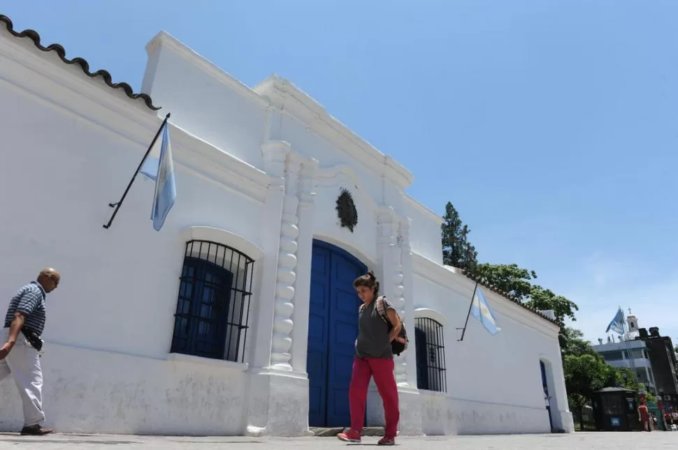 LA FACHADA TÍPICA. El frente manchado reclama una mano de pintura. la gaceta / foto de josé nuno