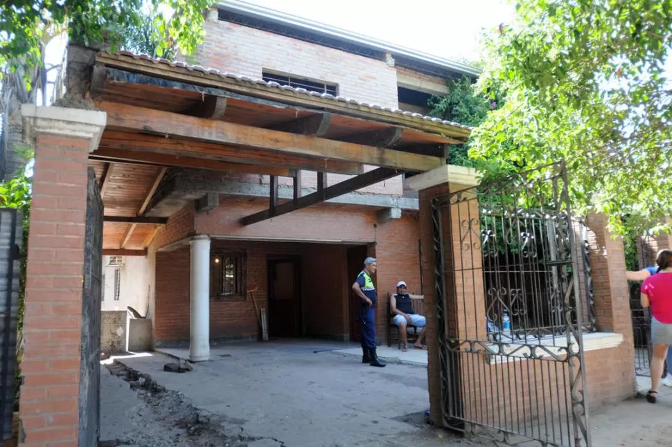 LA CALMA TRAS EL TERROR. La Policía realiza las pericias en la vivienda de El Colmenar en la que delincuentes le pegaron cuatro balazos al dueño. la gaceta / foto de Analía Jaramillo