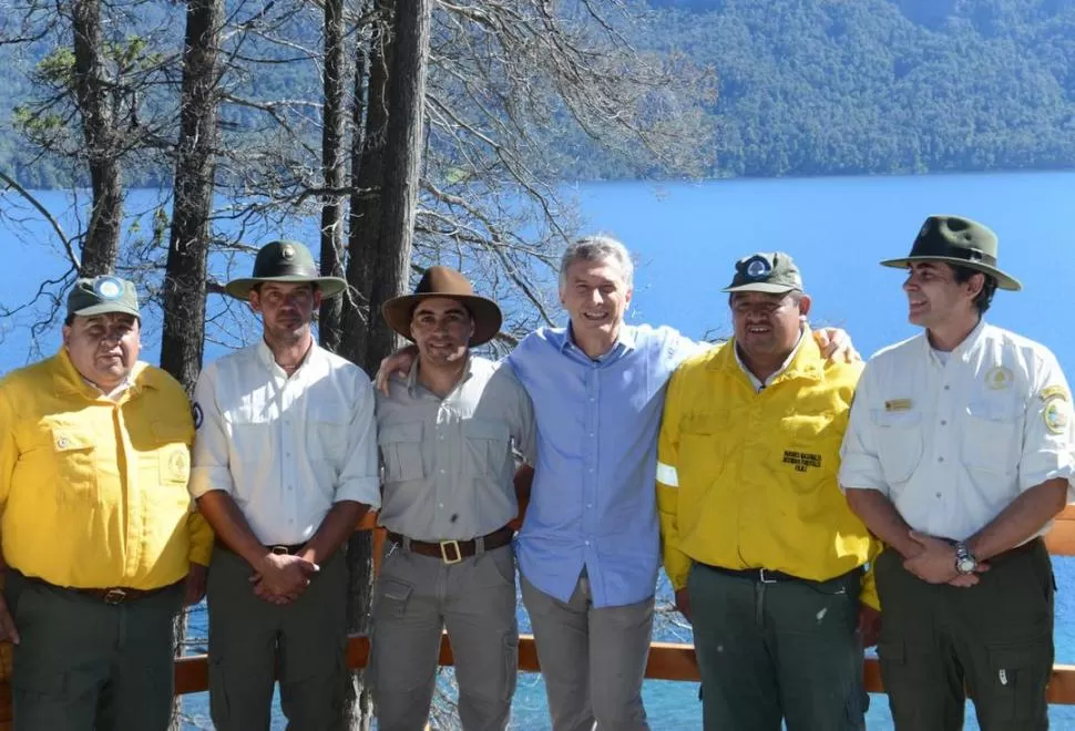 CON GUARDAPARQUES DEL NAHUEL HUAPI. Macri se muestra optimista. twitter @mauriciomacri
