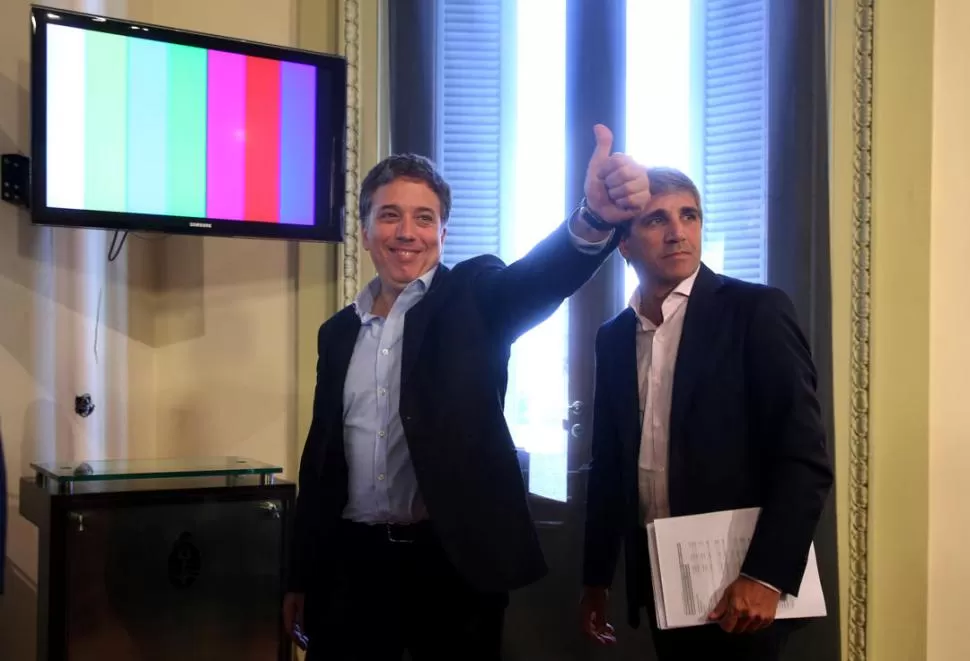 SALUDO TRAS LOS ANUNCIOS. Nicolás Dujovne y Luis Caputo plantearon la necesidad de “bajar el déficit”. dyn