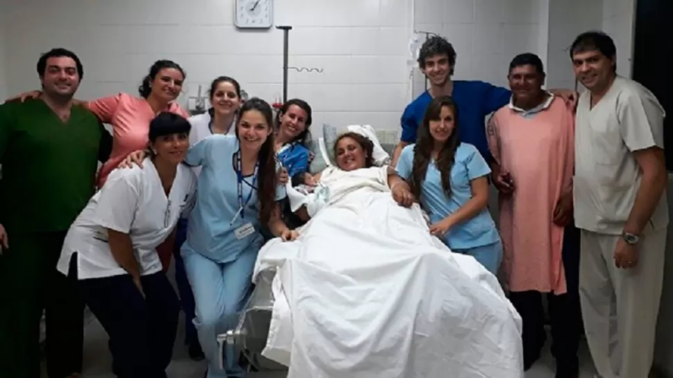 TODOS FELICES. Blanca y Tiziano posan con los médicos. (FOTOS ENVIADAS A LA GACETA)