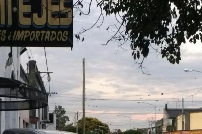 Queja por un taller mecánico que “se adueñó” de la vereda