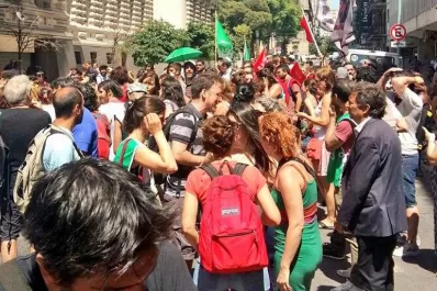 Reprimen una protesta contra los despidos en Educación