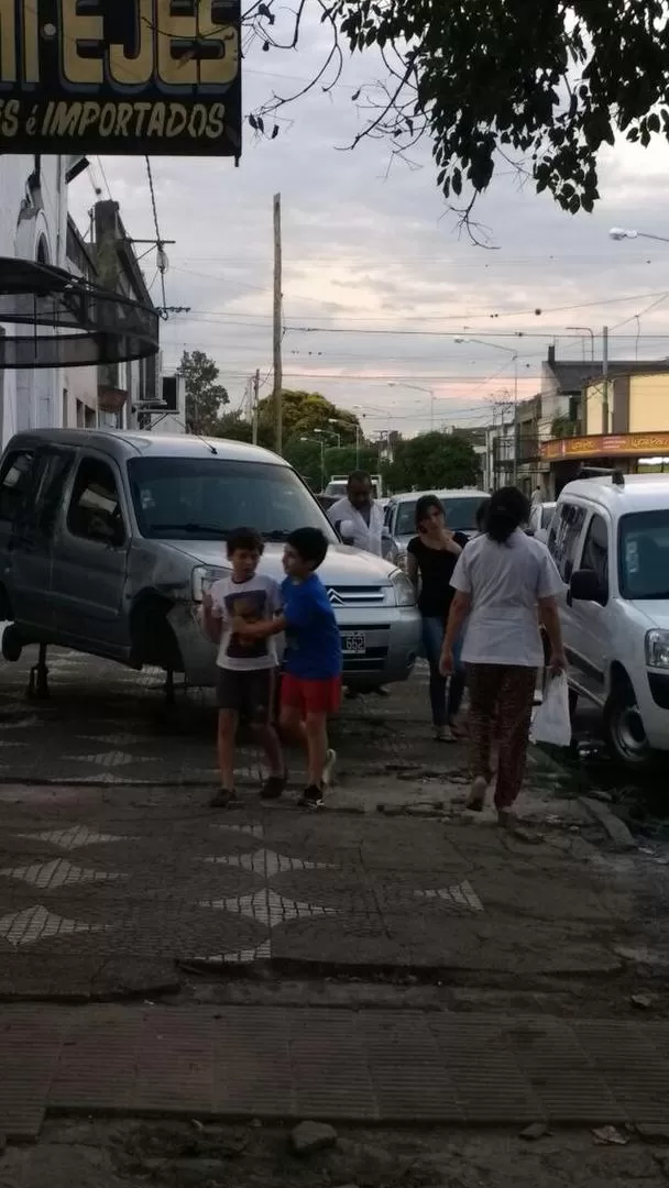 Queja por un taller mecánico que “se adueñó” de la vereda