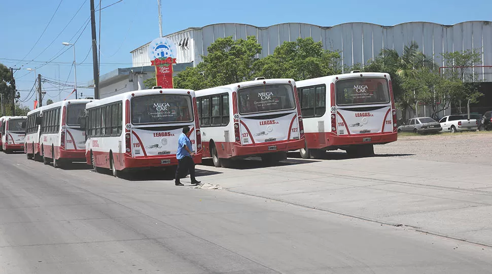 Colectivos fuera de servicio por decisión judicial. FOTO DE MATÍAS QUINTANA. 