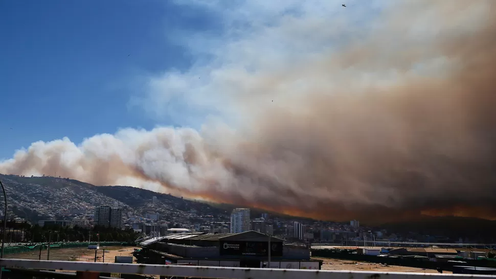 TEMOR. Las llamas afectaban a pastizales, matorrales y bosques de eucaliptos que rodean el sector de Laguna Verde, ubicada al sur de la ciudad chilena. REUTERS