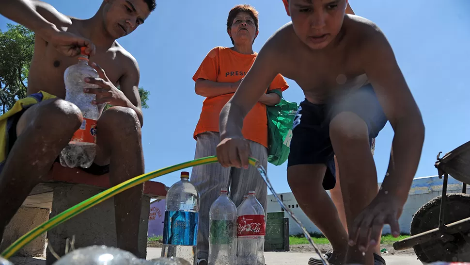 
Esta es la única manera de juntar agua que tienen los vecinos. LA GACETA/FOTO DE FRANCO VERA