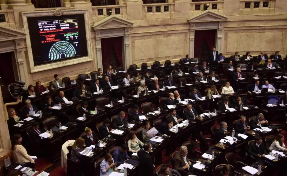 ELECCIÓN CLAVE. La renovación del Congreso revelará si el macrismo alcanza mayoría propia para garantizar gobernabilidad en el último tramo del mandato. 