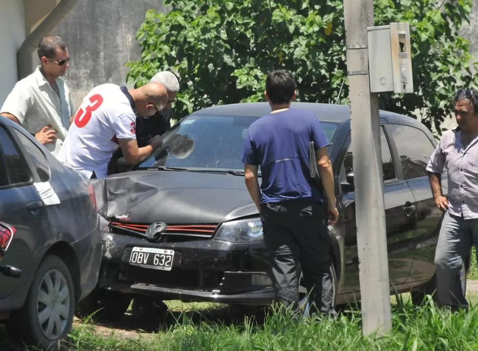 INSPECCIÓN. Así quedó el auto tras embestir la moto de los delincuentes. la gaceta / foto de Osvaldo Ripoll