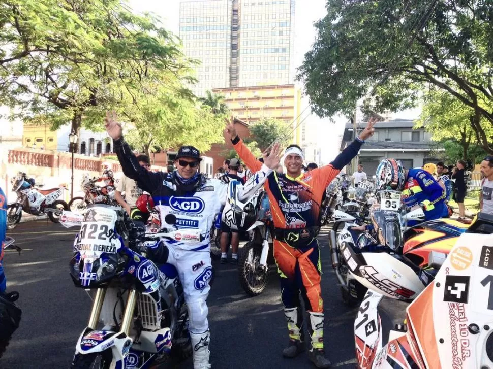 ANTES. El cordobés Sebastián Urquia está distendido sobre su Yamaha como el holandés Humphrey Van Basel que espera subir a la rampa de la largada con su KTM. TWITTER / DAKAR RALLY