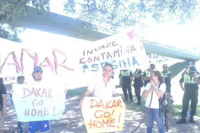 Grupos ambientalistas protestaron contra el Dakar en la puerta del Hipódromo