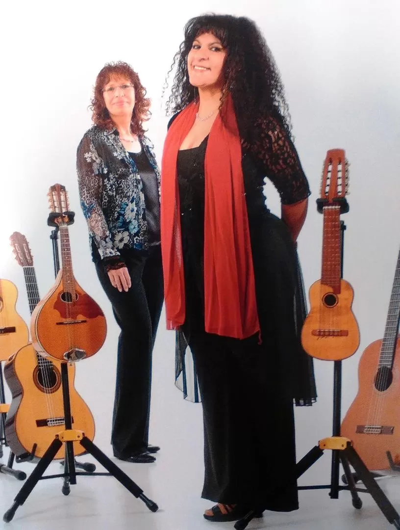 CUERDAS MÁGICAS. Graciela Medina junto Hannelore Wieland (atrás).  