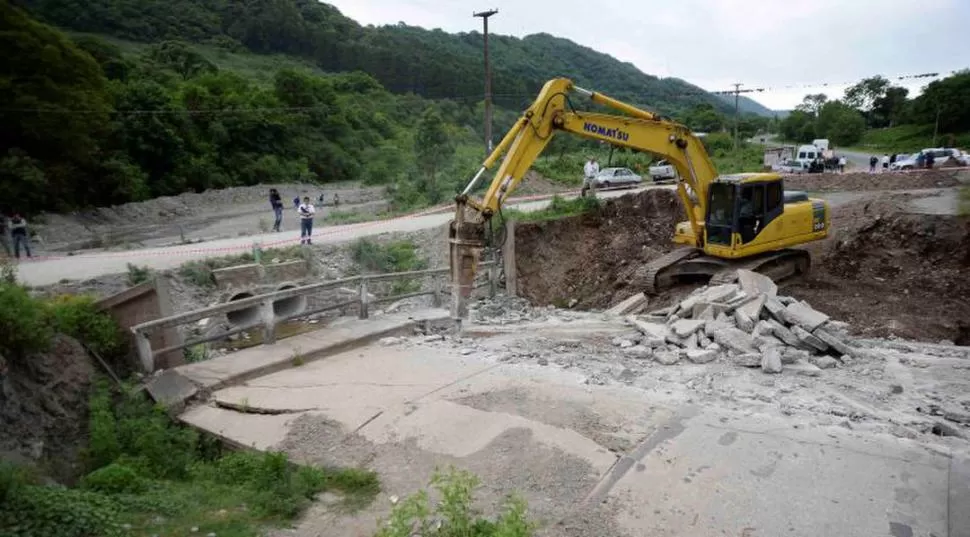 EN EL SUR. Con una máquina, realizan tareas de encauce en Río Chico. comunicaciontucuman.gob.ar