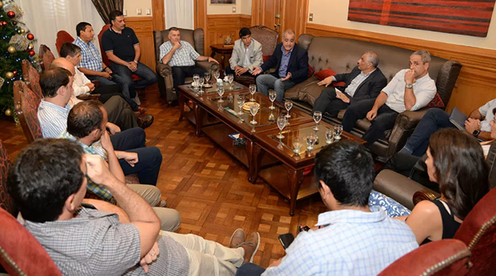 Jaldo encabezó una reunión oficial en medio de los cortes de agua y luz. FOTO DE COMUNICACIONTUCUMAN.GOB.AR 