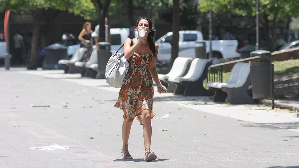 ASFIXIANTE. Hidratate bien y usá ropa fresca para evitar el golpe de calor. ARCHIVO LA GACETA