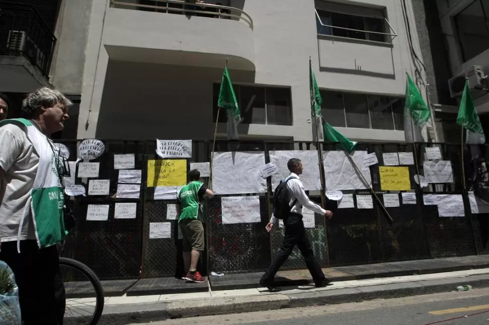 PROTESTA. Manifestantes colmaron de afiches las vallas de la sede del Ministerio de Educación sobre Alvear. dyn