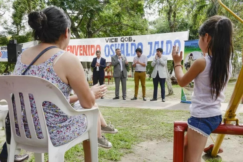 RECORRIDOS. El vicegobernador Jaldo inaugura las obras ante vecinos del sur, junto a funcionarios oficialistas. PRENSA LEGISLATURA