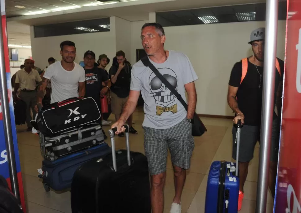 EL REGRESO. Diego Cagna aparece junto a Sergio Viturro, a poco de arribar al aeropuerto “Benjamín Matienzo”. la gaceta / foto de Antonio Ferroni