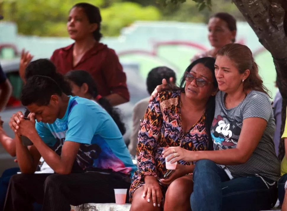 FUE LA NOCHE MÁS TRÁGICA DE LA HISTORIA CARCELARIA. Familiares de las víctimas lloran fuera del establecimiento de Manaos, en la Amazonia. REUTERS