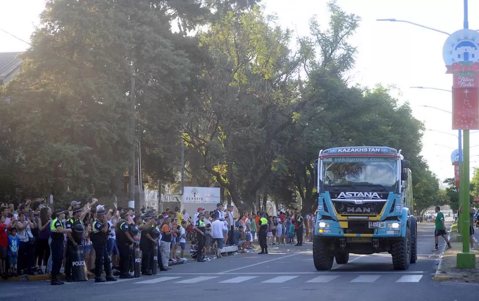 TOCANDO BOCINA. El intenso calor provocó que la cantidad de público que espera a pilotos fuera menor a otros años. la gaceta / foto de héctor peralta 