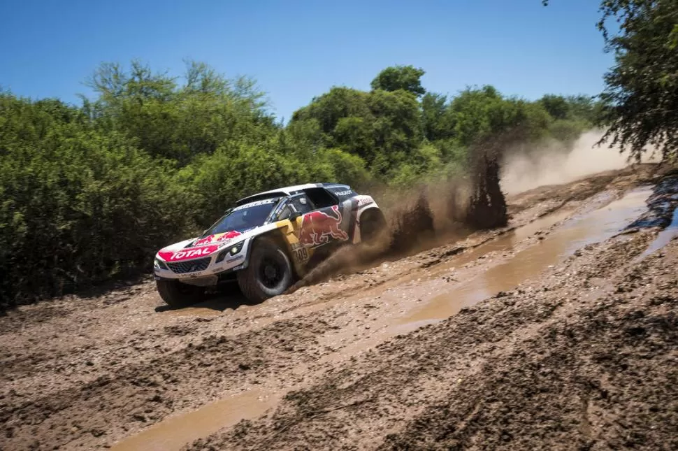 A TODA VELOCIDAD. El múltiple campeón Sebastien Loeb, nuevo líder de la general, pasa por un vado de barro. Reconoció que llegó hasta los 200 kilómetros por hora en algunos tramos de la etapa. foto de reuters