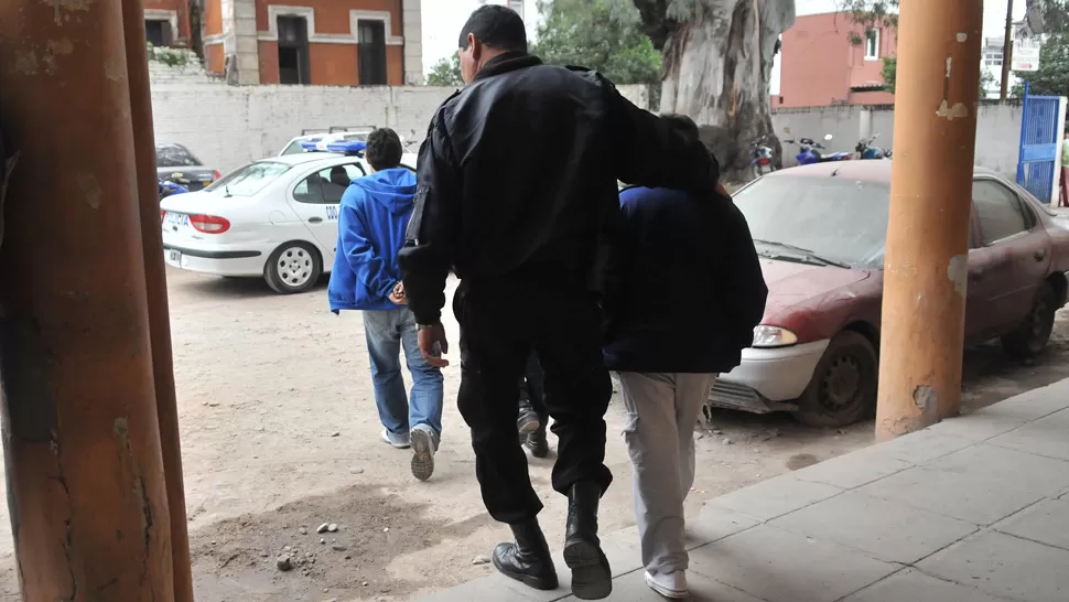 UN AGENTE CUSTODIA A TAMALITO. El chico robó colectivos varias veces: por ello fue atrapado en 2010 y 2014. ARCHIVO LA GACETA / FOTO DE ANALÍA JARAMILLO