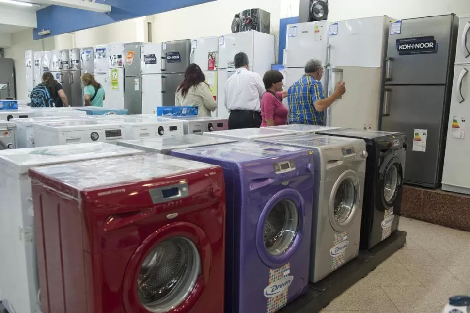 A COMPRAR. El Gobierno prepara iniciativas para apuntalar el gasto y lograr que la gente salga de la crisis. la gaceta / foto de DIEGO ARAOZ (archivo)