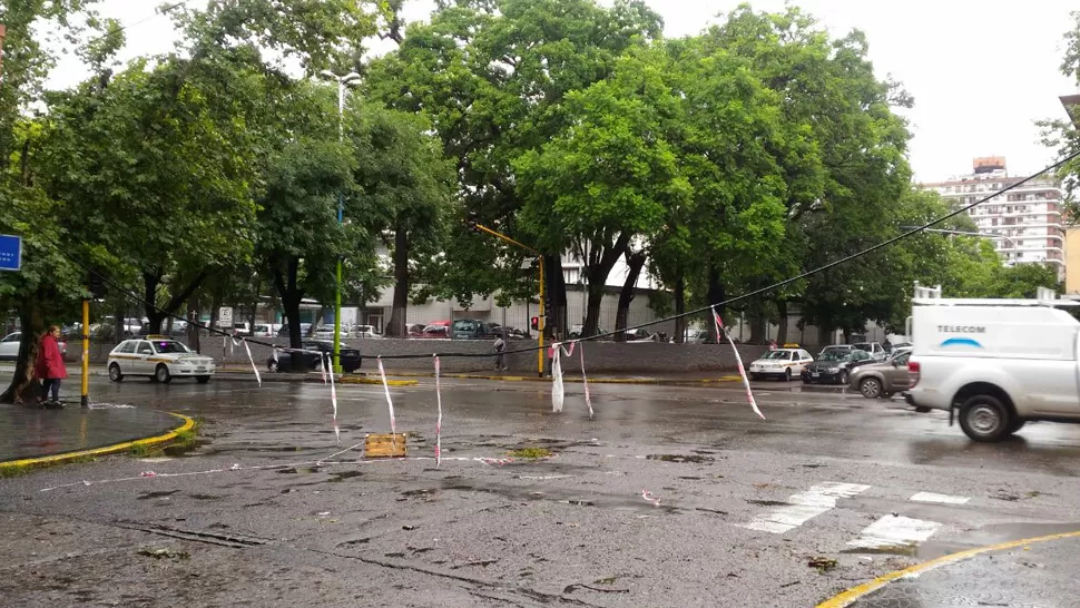 BARRIO NORTE. Un cable de alta tensión mantiene cortado el tránsito en avenida Avellaneda al 800, en la esquina con Santa Fe. LA GACETA / FOTO DE ANA DANERI VIA MÓVIL