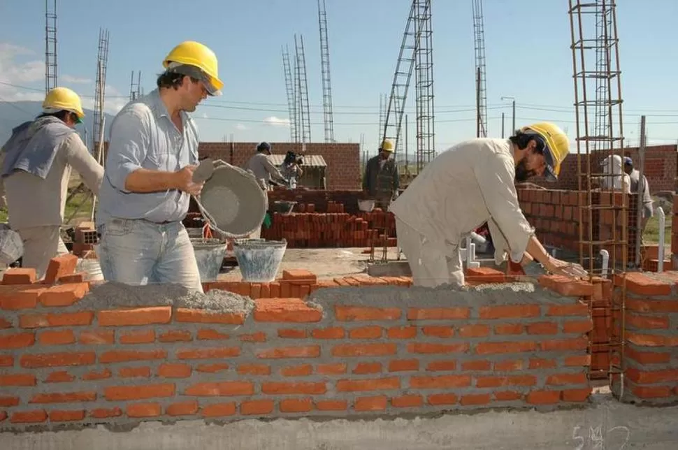 DIFERENCIA. Hay un gran sector de la sociedad que tiene sueldos de hasta $ 8.000. Con quienes ganan hasta $ 274.000, la disparidad es de 25,6 veces.   foto de archivo