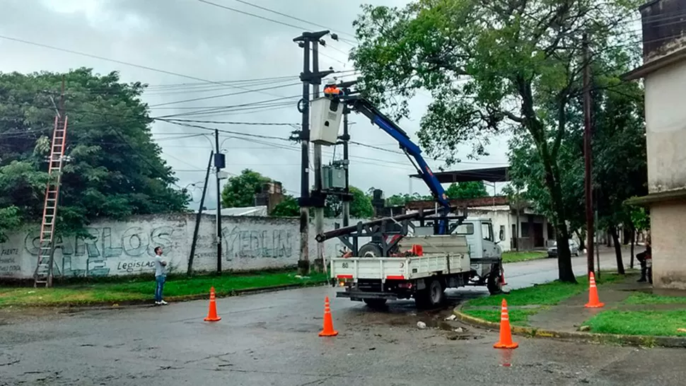 COMPLICACIONES POR EL TEMPORAL. Más de 20.000 usuarios quedaron sin luz durante algunas horas por la tormenta del lunes. LA GACETA EN WHATSAPP