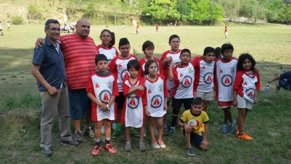 ENCUENTRO. El año pasado, los chicos jugaron en El Cadillal. El club tiene su página de Facebook para consultas: Lomas de Tafí Rugby Club. 