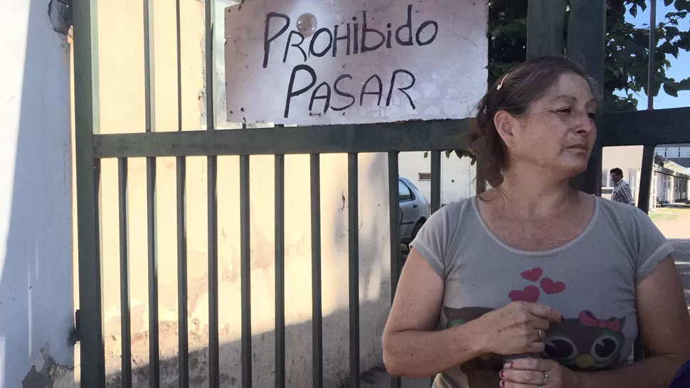 EN LA MORGUE. La madre de la víctima aguarda en la puerta de la morgue judicial. LA GACETA / ÁLVARO MEDINA