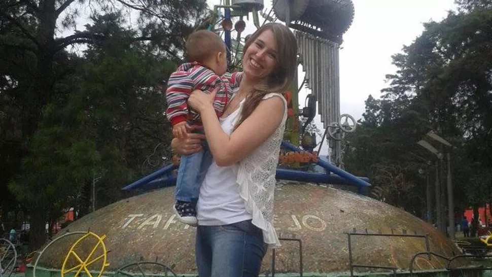 Josefina junto a su hijo Francisco, de dos años. FOTO TOMADA DE FACEBOOK