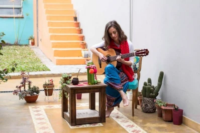 Una golondrina que tiene vuelo propio para sacar su voz y sus ideas