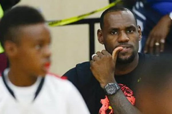 Así juega al básquet el hijo de Lebron James