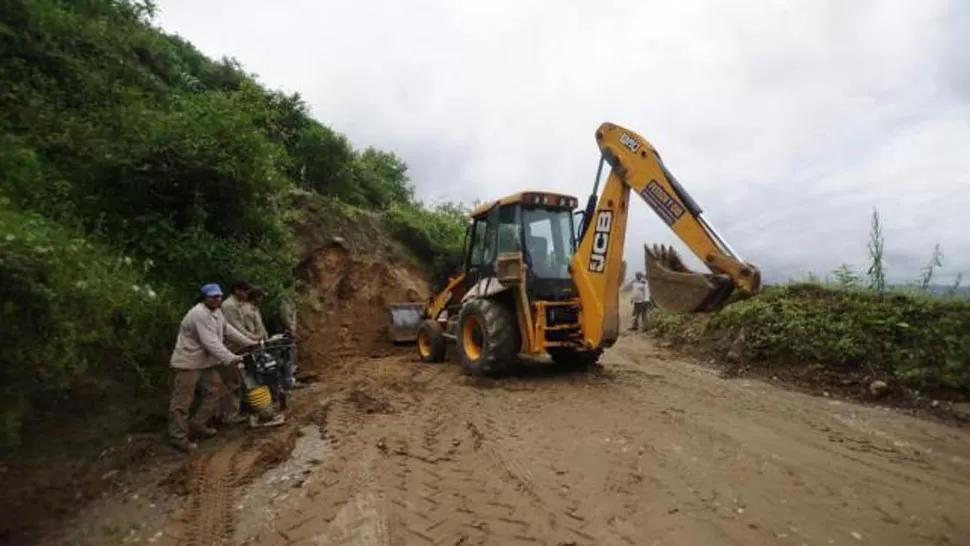 OBRAS EN LA RUTA 65. Operarios de Vialidad trabajan en el camino luego de una tormenta. ARCHIVO