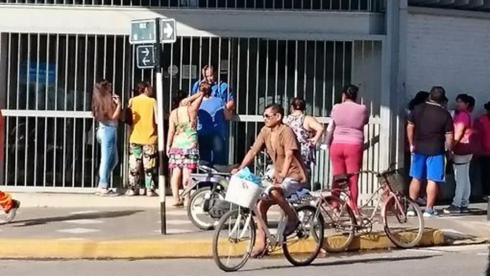 BANCOS CERRADO. No hay sistema en Lules. FOTO DE TOMÁS FERNANDEZ. 