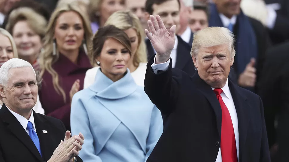 Trump saluda a los presentes en el acto oficial. FOTO DE REUTERS. 