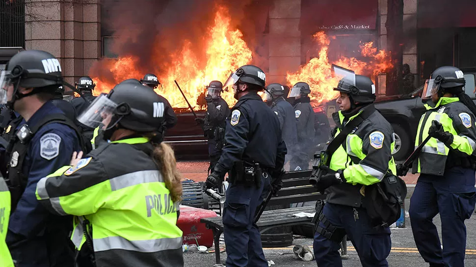 Incidentes en medio del acto de asunción. FOTO DE REUTERS. 