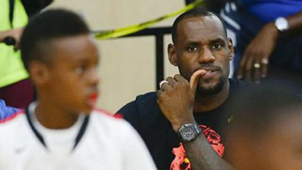 PARECIDOS. Lebron asiste a los partidos de su hijo. FOTO TOMADA DE ESPN.COM.- 