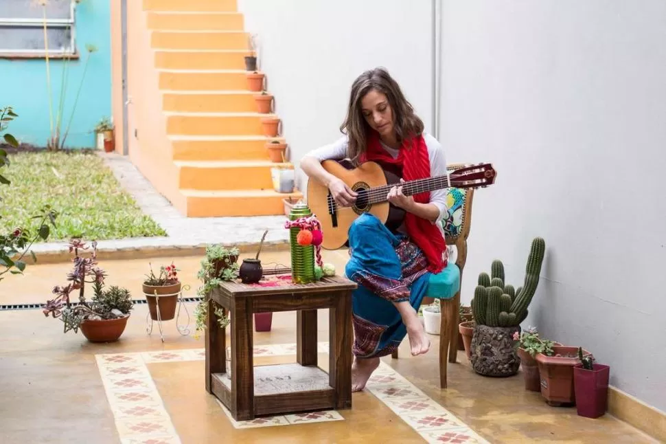 NOMBRE MAPUCHE Y APELLIDO CROATA. Pilmaiquén Mlikota está terminando su tercera producción solista. 