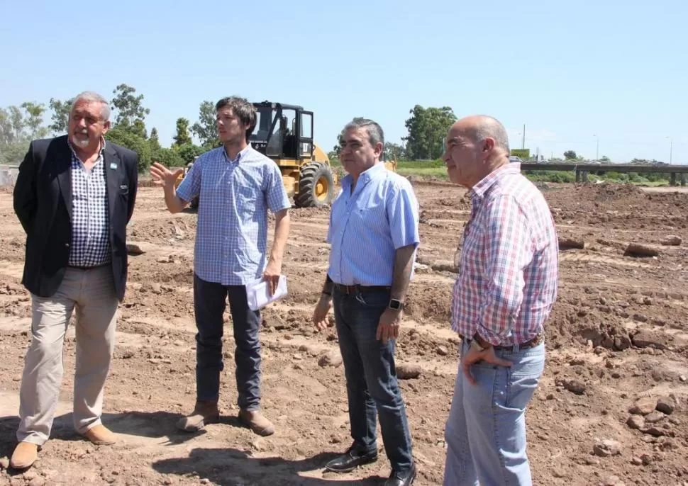 LANZAMIENTO. Alfaro recorrió ayer la Costanera; se invertirán $ 59 millones. PRENSA MUNICIPALIDAD de s.m. de tucumán