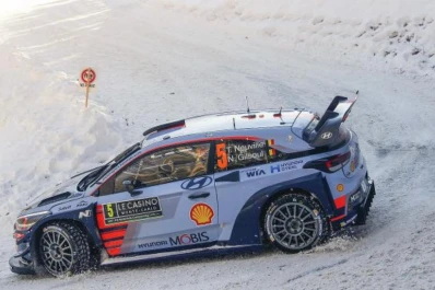 Neuville saca ventaja en la nieve