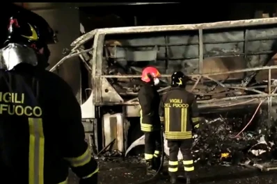 Tragedia en Italia: al menos 16 jóvenes murieron al incendiarse un colectivo