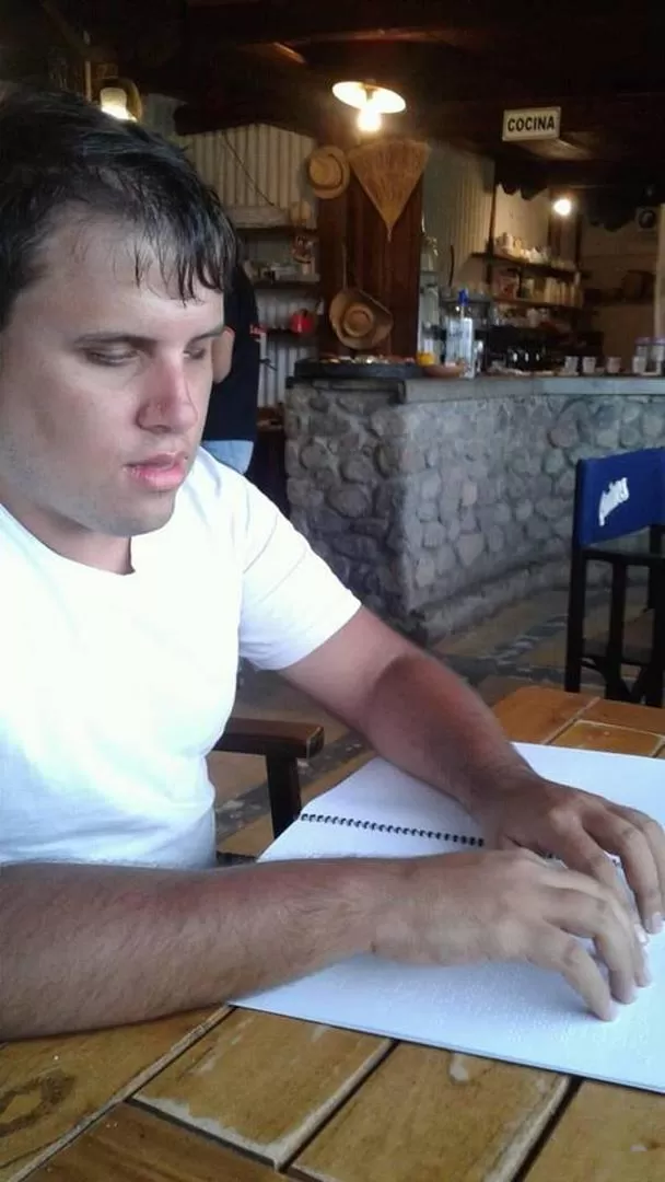 DE PUNTA A PUNTA. Cuando recibió el menú de La Quebradita, Franco lo recorrió de punta a punta con sus dedos para concer la oferta completa. la gaceta / foto franco vera