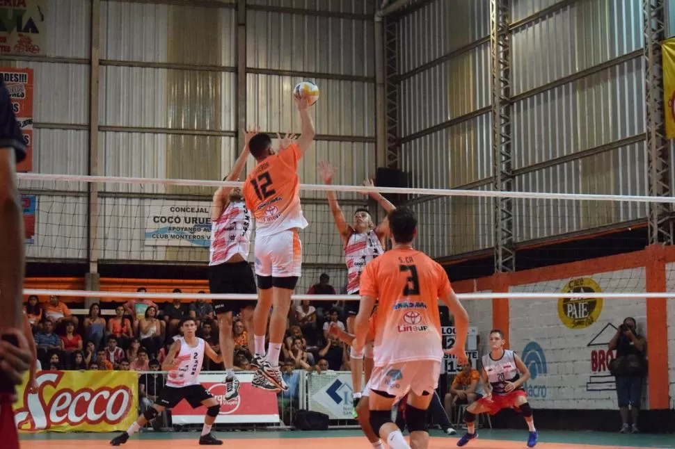 CON SUTILEZA. Germán Figueroa, central de Monteros Voley, intenta pasar con un toque el doble bloqueo de los mendocinos. foto de monteros voley